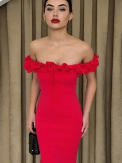 Robe de soirée maxi rouge à épaules dénudées et volants chic et semi-formelle idéale pour l'été.