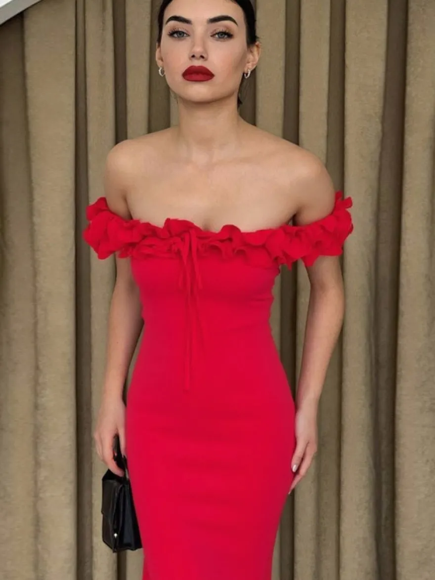 Robe de soirée maxi rouge à épaules dénudées et volants chic et semi-formelle idéale pour l'été.