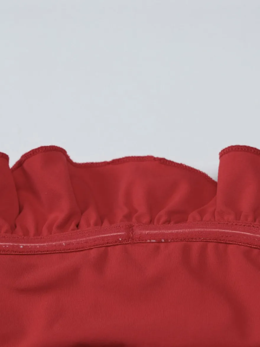 Robe de soirée maxi rouge à épaules dénudées et volants chic et semi-formelle idéale pour l'été.