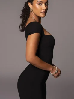 Robe de soirée midi écru et blanche à épaules dénudées extensible sexy et semi-formelle