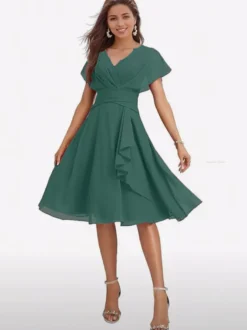 Robe de soirée midi en mousseline à col V manches papillon taille froncée et ourlet à volants.