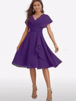 Robe de soirée midi en mousseline à col V manches papillon taille froncée et ourlet à volants.