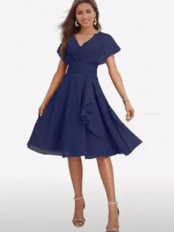 Robe de soirée midi en mousseline à col V manches papillon taille froncée et ourlet à volants.