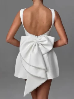 Robe de soirée mini blanche à col bijou et perles sans manches dos nu sexy et semi-formelle