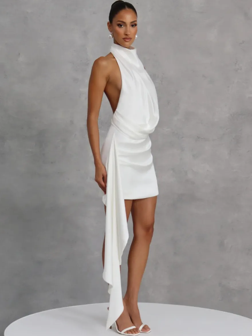 Robe de soirée mini en satin drapé à col bénitier et ceinture drapée dos nu