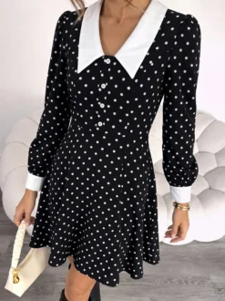 Robe de soirée mini fluide à pois col contrastant et manches longues coupe trapèze à pois.
