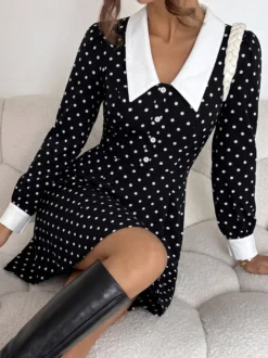 Robe de soirée mini fluide à pois col contrastant et manches longues coupe trapèze à pois.