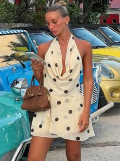 Robe de soirée moulante crème à pois marron dos nu mini col bénitier bretelles fines dos nu bretelles croisées.