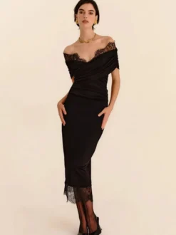 Robe de soirée moulante midi à épaules dénudées ornée de dentelle et froncée avec fente.