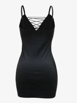 Robe de soirée moulante mini à bretelles spaghetti laçage sur le devant et strass fente sur le côté tenue de club