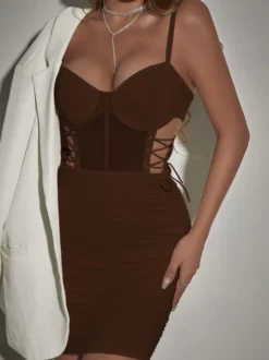 Robe de soirée noire à bretelles sans manches et décolleté gainant robe d'été