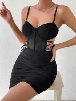 Robe de soirée noire à bretelles sans manches et décolleté gainant robe d'été
