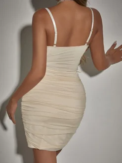 Robe de soirée noire à bretelles sans manches et décolleté gainant robe d'été