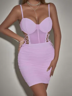 Robe de soirée noire à bretelles sans manches et décolleté gainant robe d'été