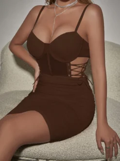 Robe de soirée noire à bretelles sans manches et décolleté gainant robe d'été