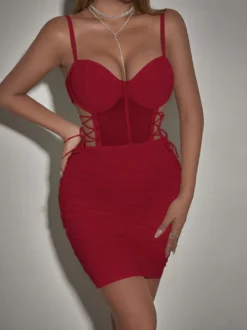 Robe de soirée noire à bretelles sans manches et décolleté gainant robe d'été