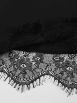 Robe de soirée noire en dentelle sans manches à col montant