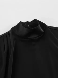 Robe de soirée noire en dentelle sans manches à col montant