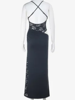Robe de soirée noire en dentelle ajourée bretelles spaghetti robe longue sirène fendue sur le côté dos croisé.