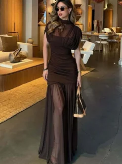Robe de soirée noire à manches courtes et col montant