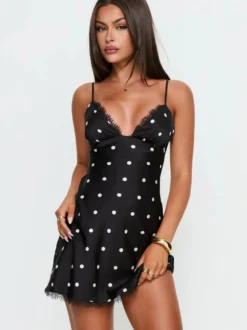 Robe de soirée noire à pois sans manches à bretelles robe d'été