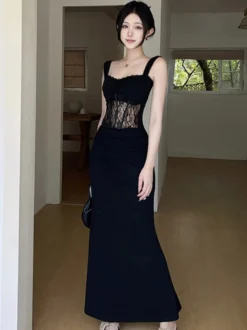 Robe de soirée noire sans manches à bretelles et col montant