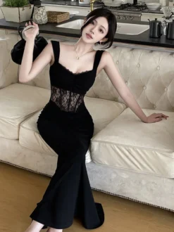 Robe de soirée noire sans manches à bretelles et col montant