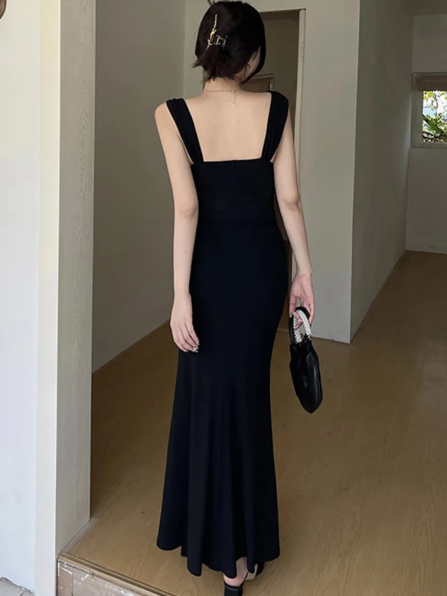 Robe de soirée noire sans manches à bretelles et col montant