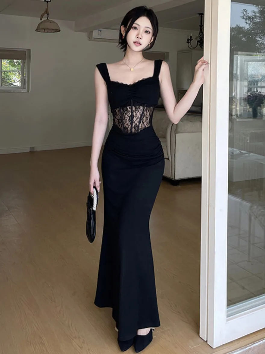 Robe de soirée noire sans manches à bretelles et col montant