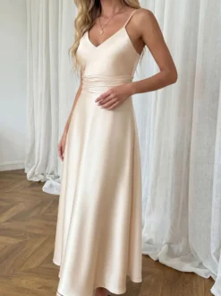 Robe de soirée romantique en satin champagne nuisette à fines bretelles robe midi de demoiselle d'honneur