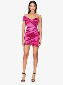 Robe de soirée rose sans manches à col en V et coupe asymétrique