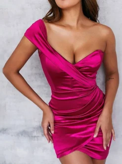 Robe de soirée rose sans manches à col en V et coupe asymétrique