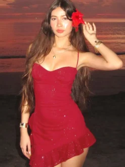 Robe de soirée rouge sans manches à bretelles et décolleté asymétrique
