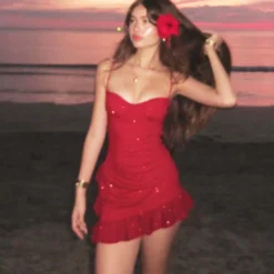 Robe de soirée rouge sans manches à bretelles et décolleté asymétrique