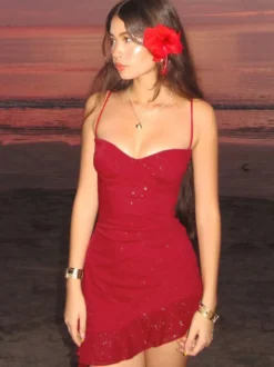 Robe de soirée rouge sans manches à bretelles et décolleté asymétrique