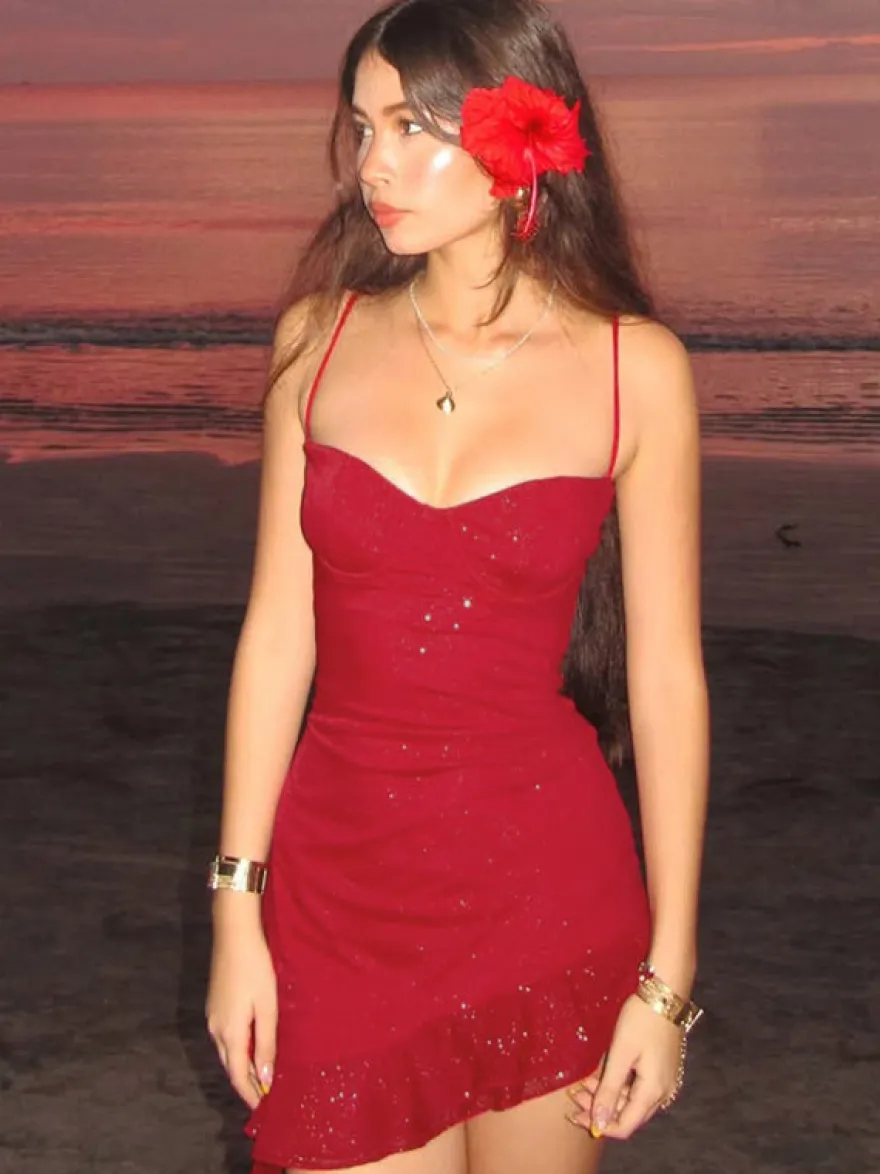 Robe de soirée rouge sans manches à bretelles et décolleté asymétrique