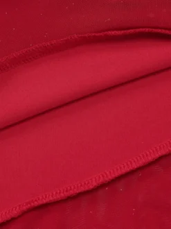 Robe de soirée rouge sans manches à bretelles et décolleté asymétrique