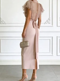 Robe de soirée transparente à manches à volants et fente drapée en satin robe d'invitée de mariage