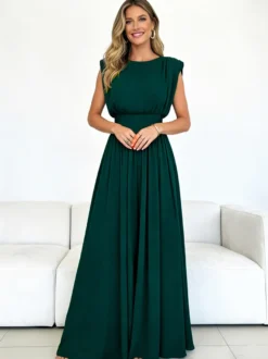 Robe de soirée vert émeraude cintrée et élégante avec jupe plissée parfaite pour les événements formels.