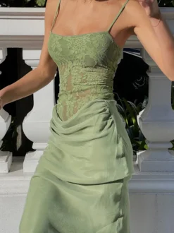 Robe de soirée vert sauge en dentelle à fines bretelles spaghetti robe longue sirène à col carré et taille froncée