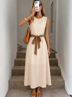 Robe de tous les jours décontractée mi-longue en satin crème sans manches encolure ornée de perles ceinture assortie robe habillée