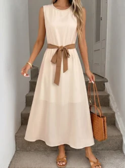 Robe de tous les jours décontractée mi-longue en satin crème sans manches encolure ornée de perles ceinture assortie robe habillée