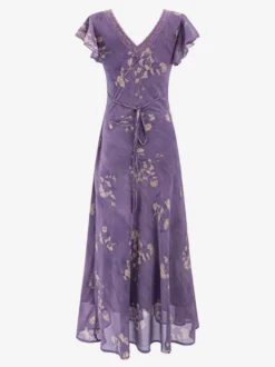 Robe de tous les jours pour femme violette à fleurs décolleté en V taille haute et manches courtes.