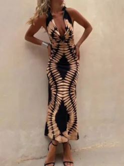 Robe de vacances à capuche col halter imprimé tie-dye dos nu coupe ajustée longueur midi.