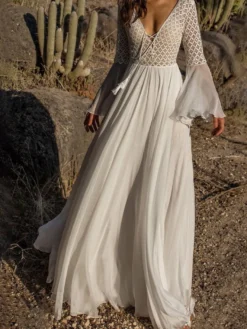 Robe de vacances cintrée à volants et découpes en dentelle manches longues évasées robe blanche athlétique