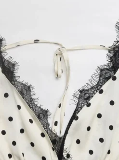 Robe de vacances fluide mi-longue à pois ivoire décolleté en V profond manches à volants dos nu en dentelle taille à nouer