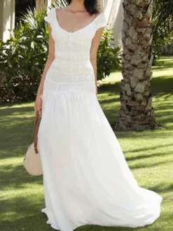 Robe de vacances fluide à volants et smocks épaules dénudées manches à volants idéale pour les vacances d'été.