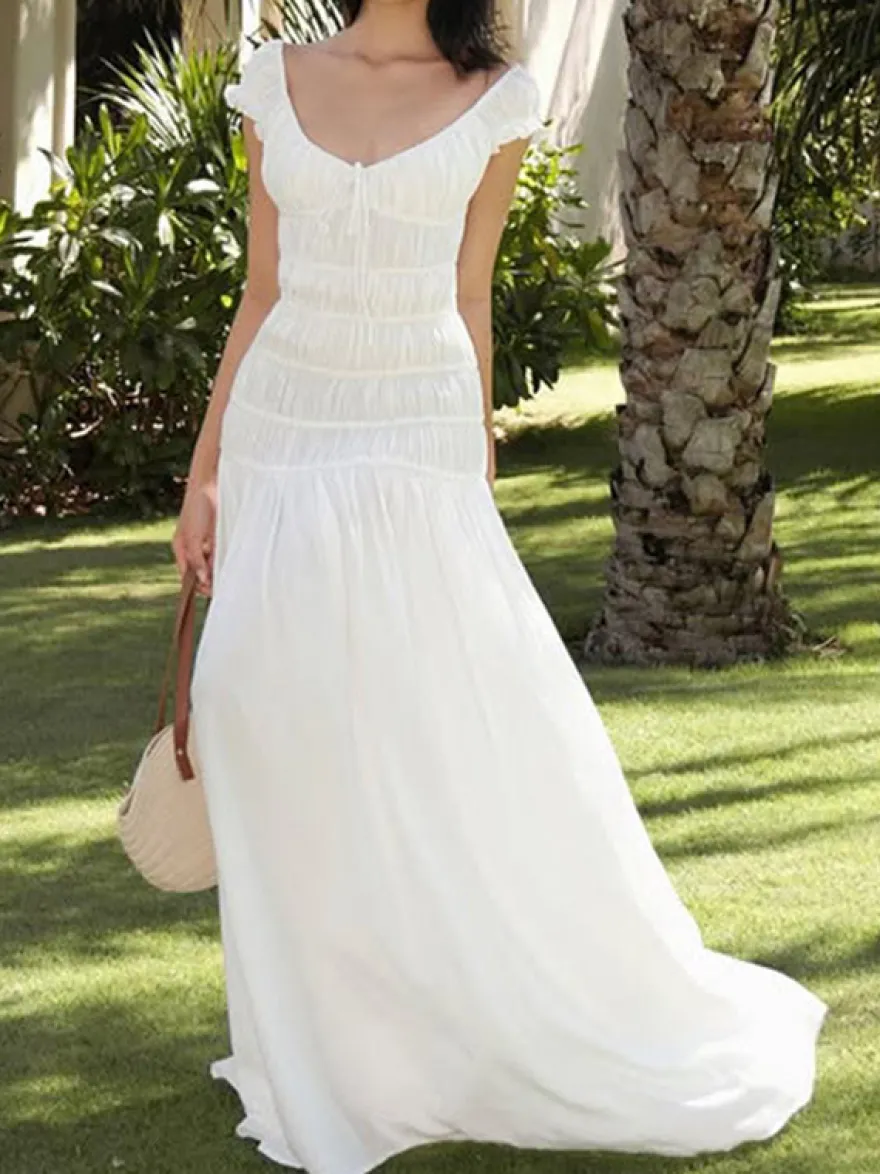 Robe de vacances fluide à volants et smocks épaules dénudées manches à volants idéale pour les vacances d'été.