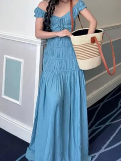 Robe de vacances fluide à volants et smocks épaules dénudées manches à volants idéale pour les vacances d'été.