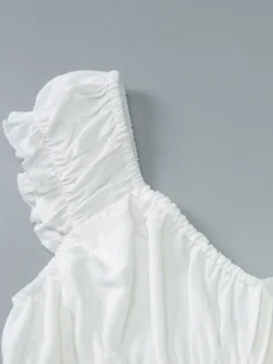 Robe de vacances fluide à volants et smocks épaules dénudées manches à volants idéale pour les vacances d'été.